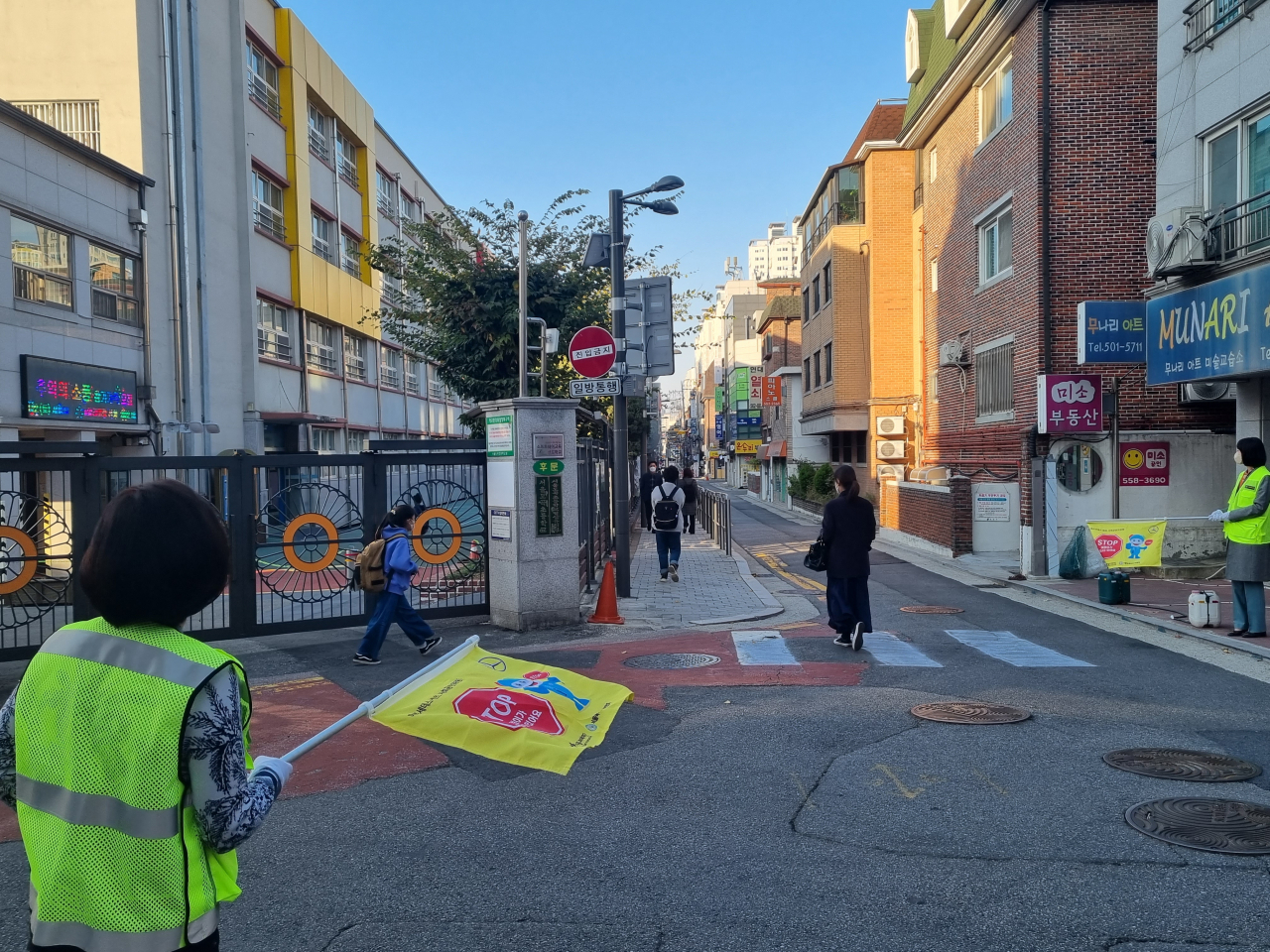24일 오전 서울 강남구 도곡초등학교로 학생들이 등교하고 있는 모습. 김영철 기자