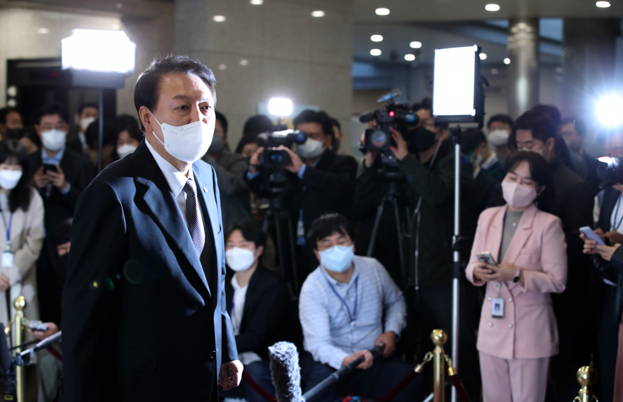 윤석열 대통령이 24일 오전 서울 용산 대통령실 청사로 출근, 시정연설 등과 관련한 취재진의 질문에 답한 뒤 집무실로 향하고 있다. [연합]