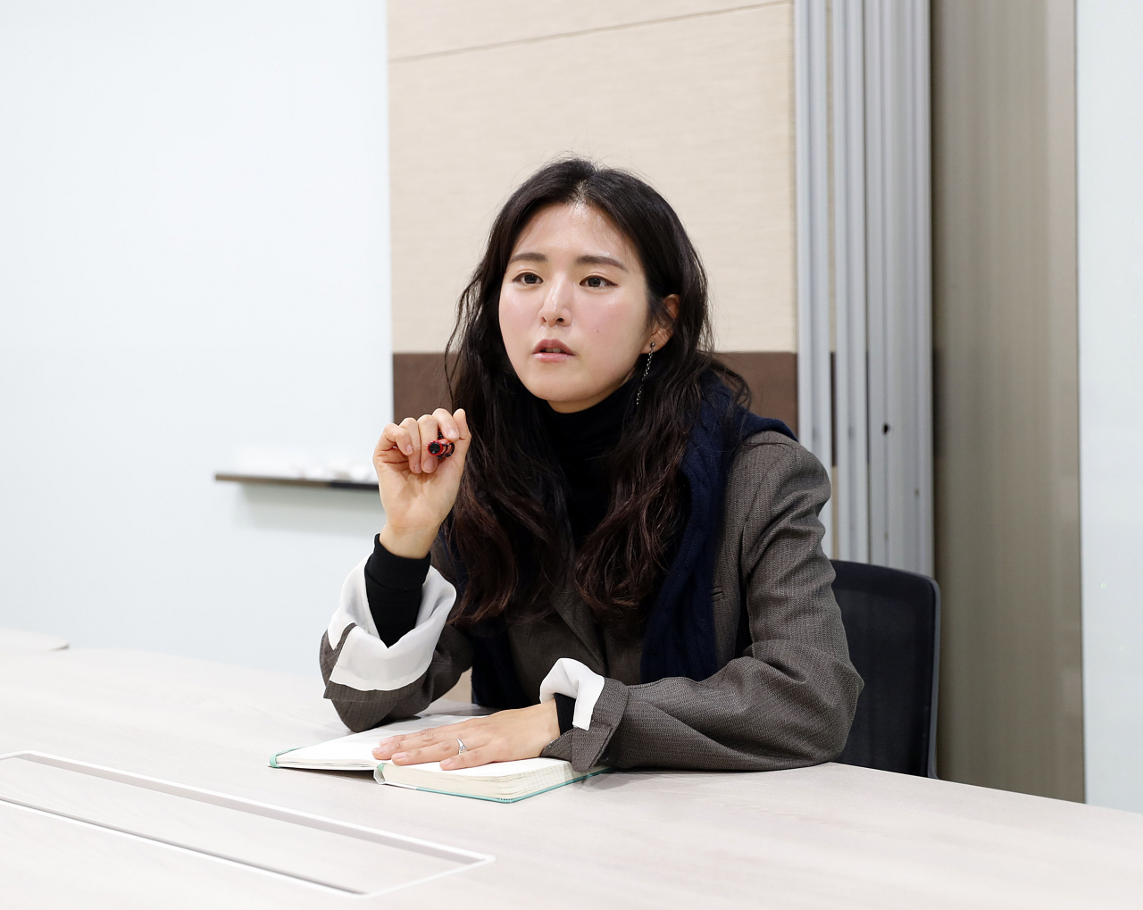 지난 20일 hy의 새 유니폼을 디자인한 김은주(36) 디자인팀 과장을 서울 강남 hy 사옥 지하 1층에서 만났다. [hy제공]