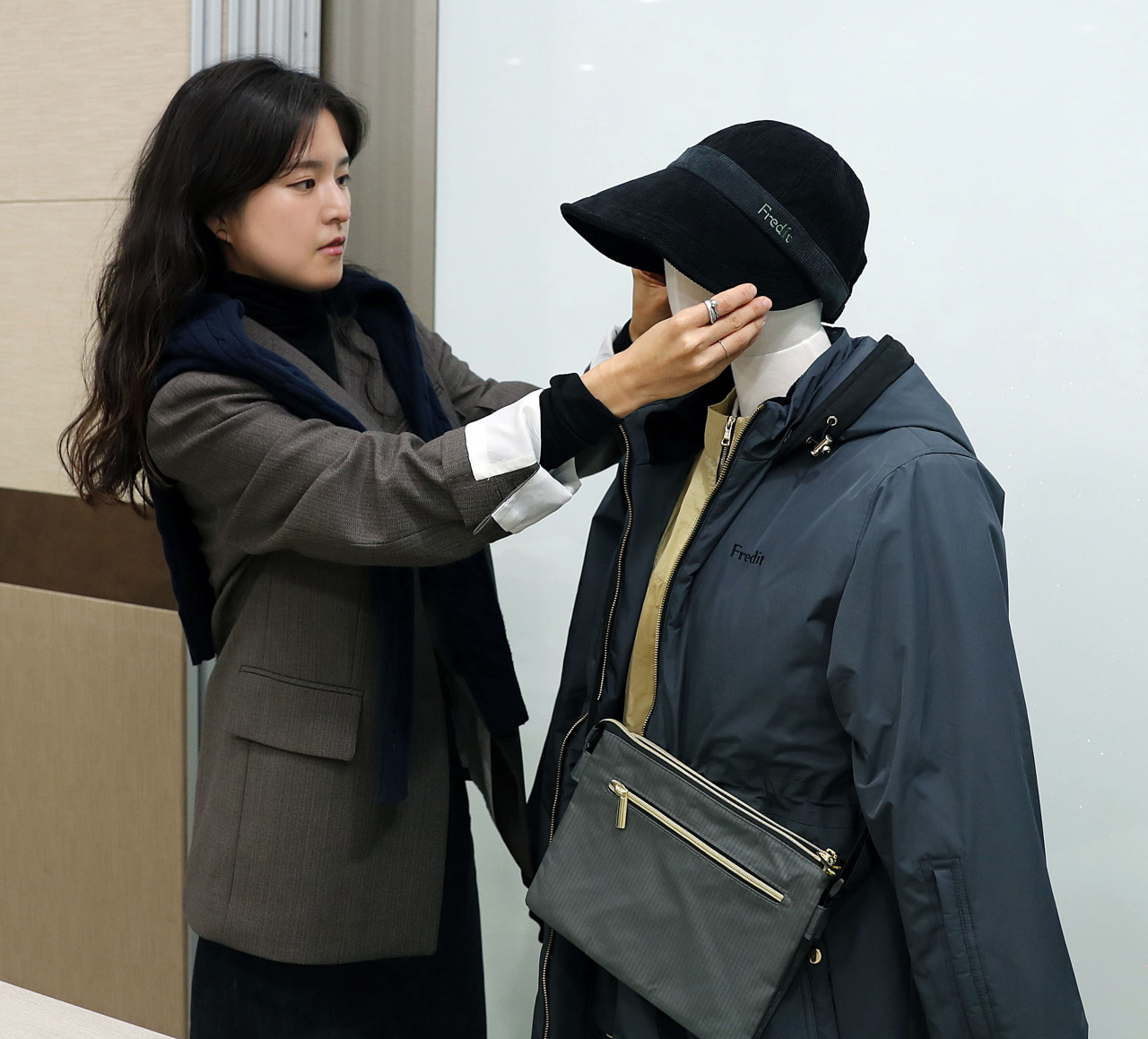 김은주(36) hy의 디자인부문 디자인팀 과장이 유니폼 매무새를 정리하고 있다. [hy 제공]