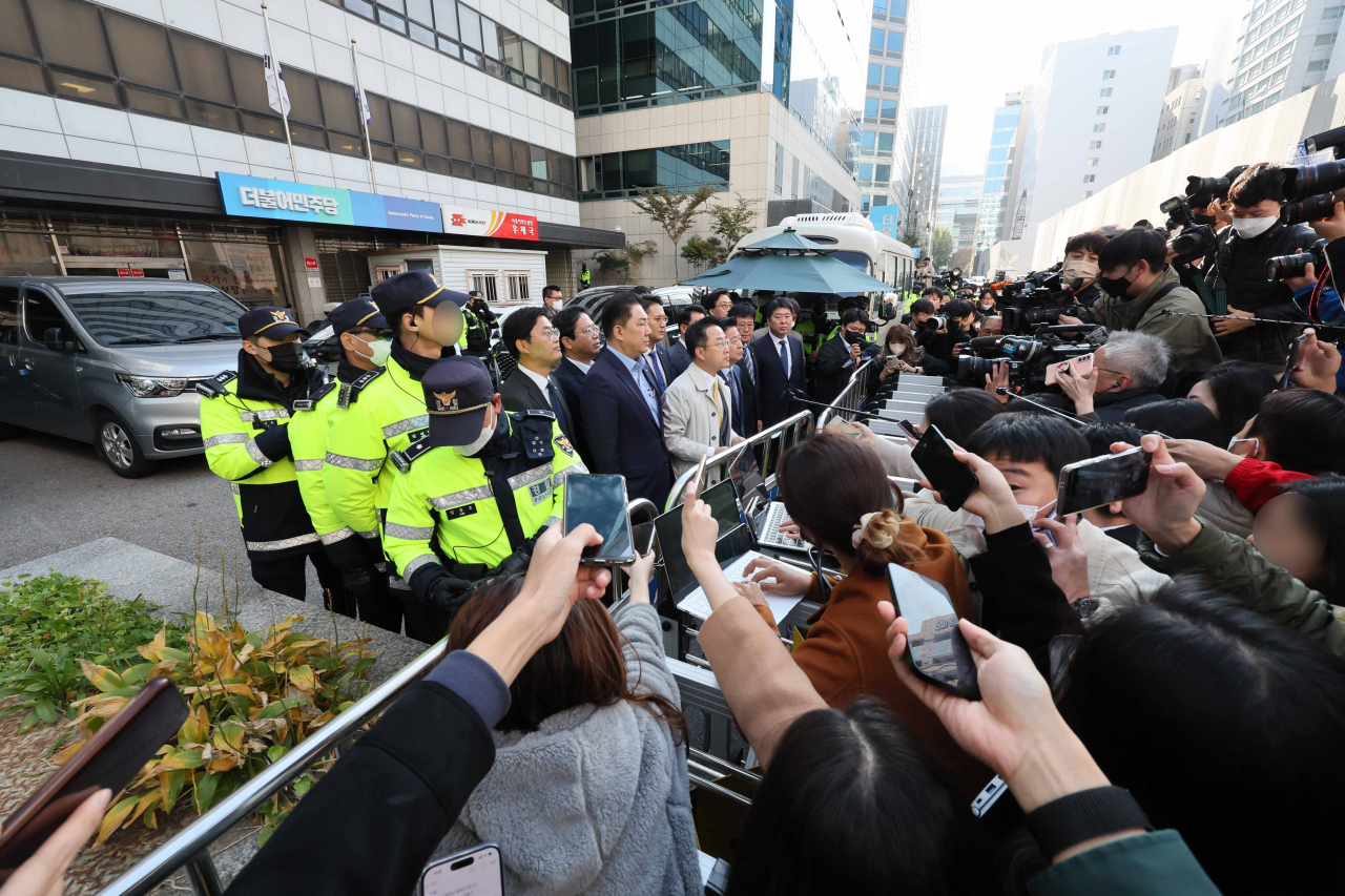 검찰이 닷새 만에 민주연구원에 대한 압수수색을 시도한 24일 오전 서울 여의도 더불어민주당 중앙당사 앞에서 박성준 대변인을 비롯한 의원들이 입장을 발표하고 있다. 연합뉴스