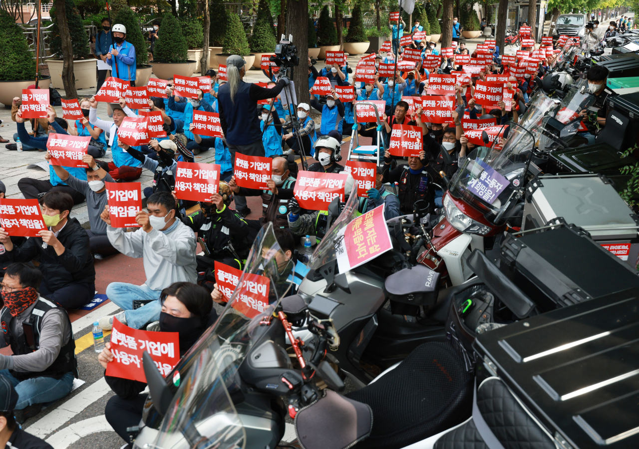 지난달 28일 서울 영등포구 여의도동 KB국민은행 앞에서 라이더유니온, 전국대리운전노조 등 플랫폼노동자 단체들이 플랫폼 노동제도 개선 등을 촉구하며 구호를 외치고 있다(사진은 기사 내용과 관련없음). [연합]