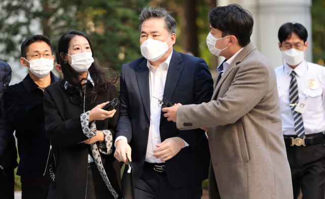 유동규 전 성남도시개발공사 본부장이 24일 오전 서울 서초구 서울중앙지법에서 열리는 대장동 개발 사업 로비·특혜 의혹 관련 속행 공판에 출석하고 있다. 지난 20일 석방되자마자 작심 발언을 쏟아내며 파장을 일으킨 유 전 본부장은 이날 기자들의 질문에는 답하지 않고 법정으로 들어갔다. [연합]