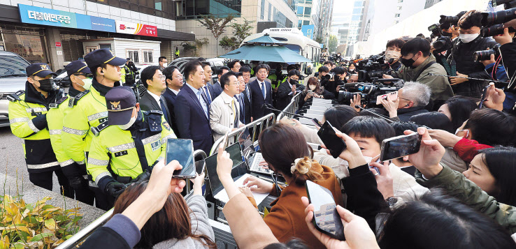 검찰이 닷새 만에 민주연구원에 대한 압수수색을 시도한 24일 오전 서울 여의도 더불어민주당 중앙당사 앞에서 박성준 대변인을 비롯한 의원들이 입장을 발표하고 있다. [연합]