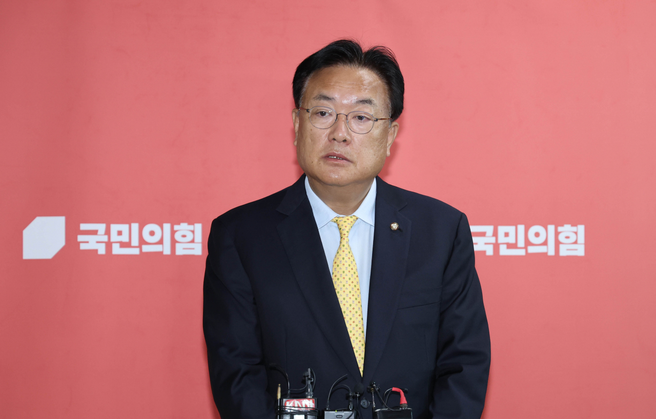 정진석 국민의힘 비상대책위원장이 24일 국회에서 열린 비상대책위원회의를 마친 뒤 취재진의 질문에 답변하고 있다. [연합]