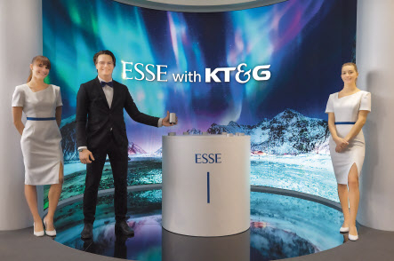 KT&G 부스에서 직원들이 ‘에쎄(ESSE)’를 홍보하고 있다. [KT&G 제공]