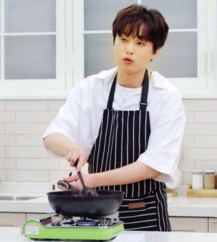 임영웅이 모델로 활동하는 세정 웰메이드 겨울 화보와 일동후디스 건강기능식품 브랜드 ‘하이뮨’ 모델인 장민호, 가수 이찬원의 ‘편스토랑’ 출연모습. [웰메이드·일동후디스·KBS2 제공]