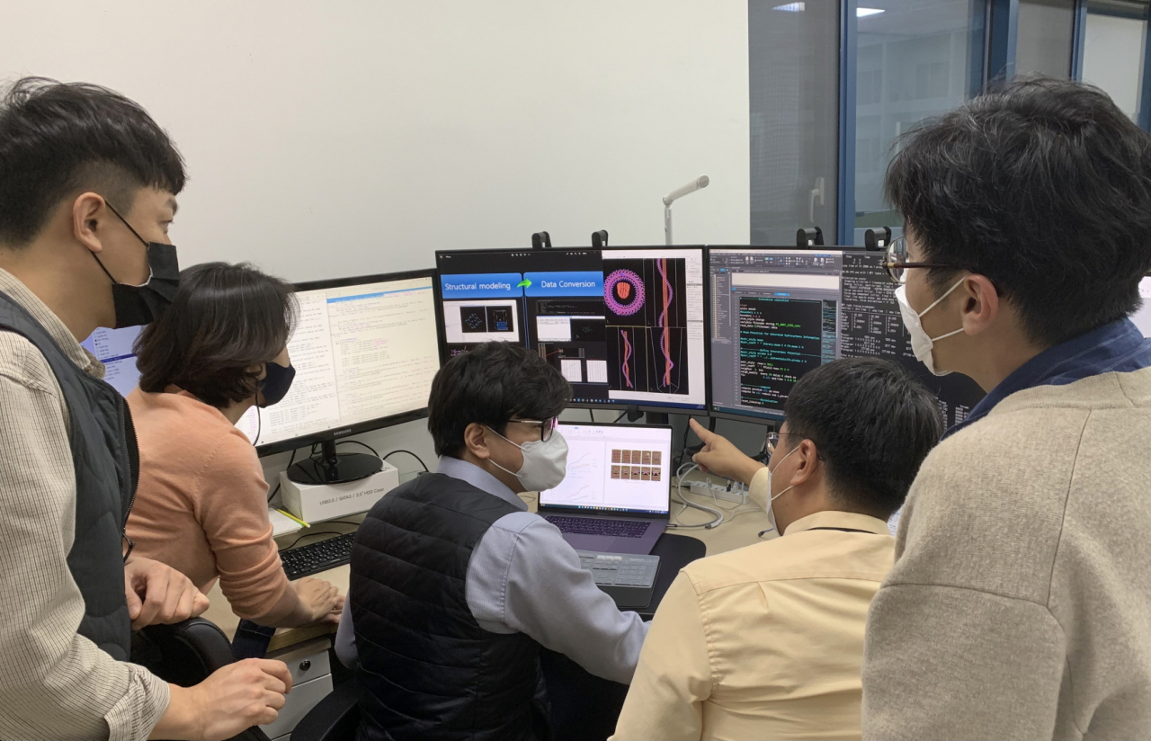 한국원자력연구원 연구진이 자체개발한 ‘시뮬레이션 평가 기술’을 분석하고 있다.[한국원자력연구원 제공]