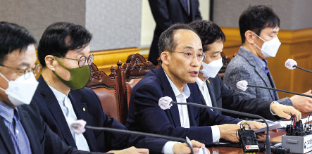 추경호(가운데) 경제부총리 겸 기획재정부 장관을 비롯한 경제부처장들이 23일 오후 서울 중구 은행회관에서 열린 비상 거시경제 금융회의를 마친 뒤 결과를 발표하고 있다. [연합]