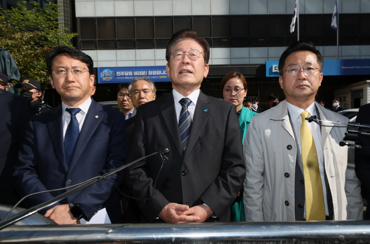 이재명 더불어민주당 대표가 민주연구원에 대한 검찰 압수 수색이 진행 중인 24일 오전 서울 여의도 더불어민주당 중앙당사 앞에서 기자회견을 하고 있다. 이상섭 기자