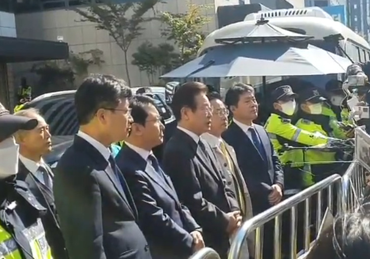 이재명 더불어민주당 대표가 24일 오전 여의도 민주당 당사 앞에서 기자들에게 말을 하고 있다. 이 대표는 이날 발언 도중 감정에 북받친 듯 울먹이는 모습도 포착됐다. 배두헌 기자