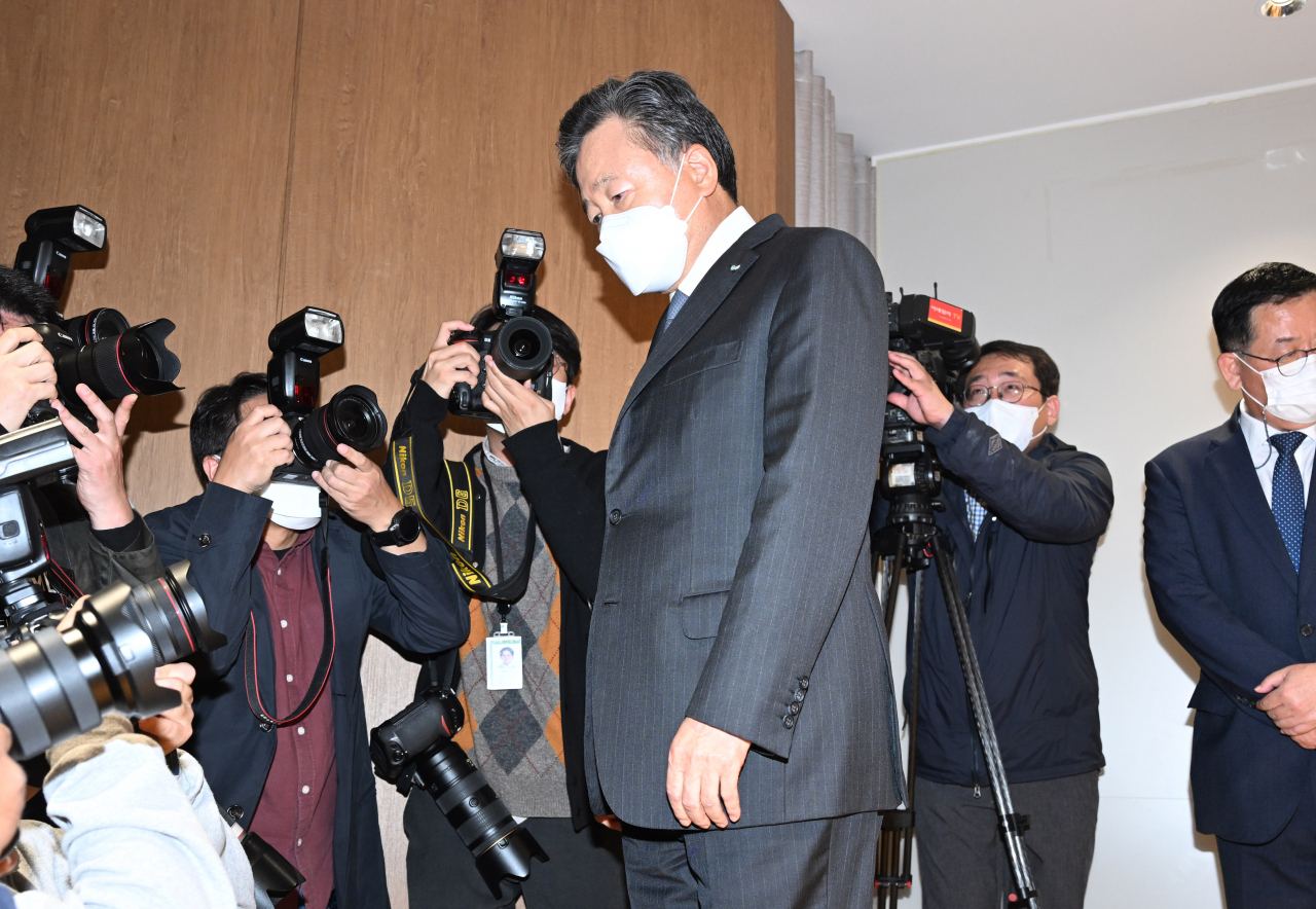 허영인 SPC그룹 회장이 21일 서울 서초구 양재동 SPC그룹 본사에서 평택 SPC 계열 제빵공장 작업자 사망 사건과 관련해 대국민 사과를 하고 있다. 임세준 기자