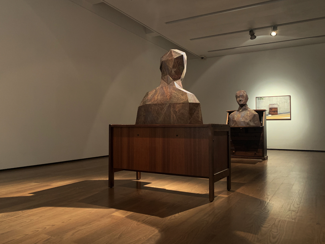책상 위의 흉상(남여)(Bust on the Desk, Woman), 책상, 흉상, 사포, 오브제 가루, 책상, 폴리곤 흉상, 60x40x80(H)cm, 2022 [사진=김종영미술관]