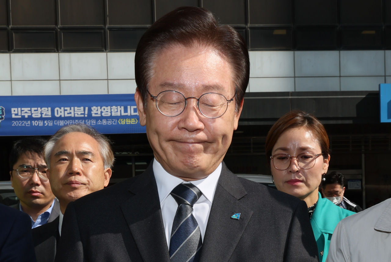 이재명 더불어민주당 대표가 민주연구원에 대한 검찰 압수 수색이 진행 중인 24일 오전 서울 여의도 더불어민주당 중앙당사 앞에서 굳은 표정으로 기자회견을 하고 있다. [연합]