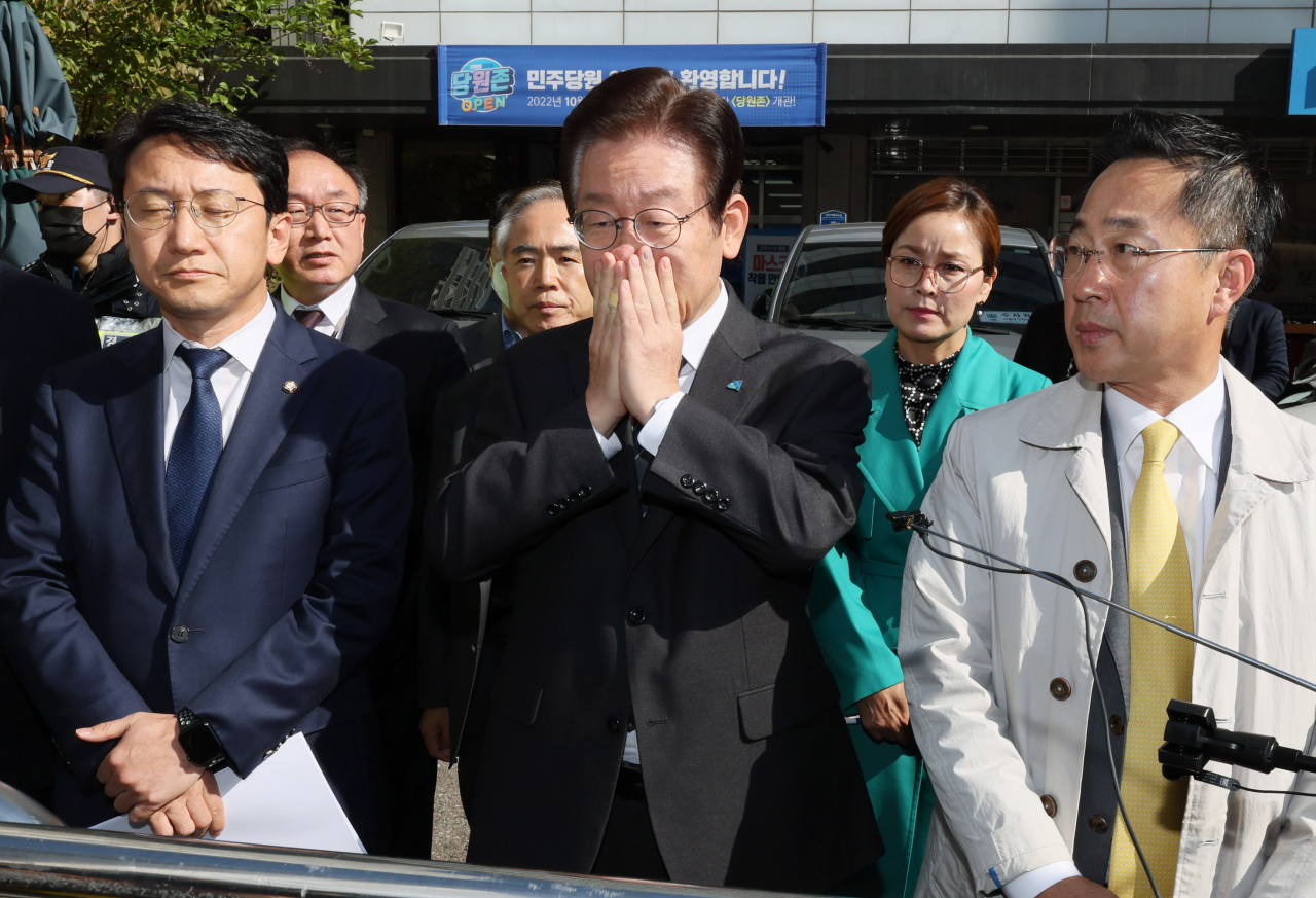 이재명 더불어민주당 대표가 민주연구원에 대한 검찰 압수 수색이 진행 중인 24일 오전 서울 여의도 더불어민주당 중앙당사 앞에서 굳은 표정으로 기자회견을 하고 있다. [연합]