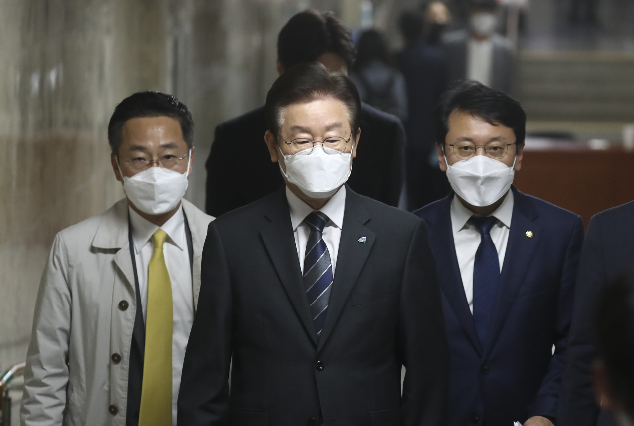 더불어민주당 이재명 대표가 24일 국회에서 열린 긴급 의원총회가 끝난 뒤 회의장을 나서고 있다. 연합뉴스
