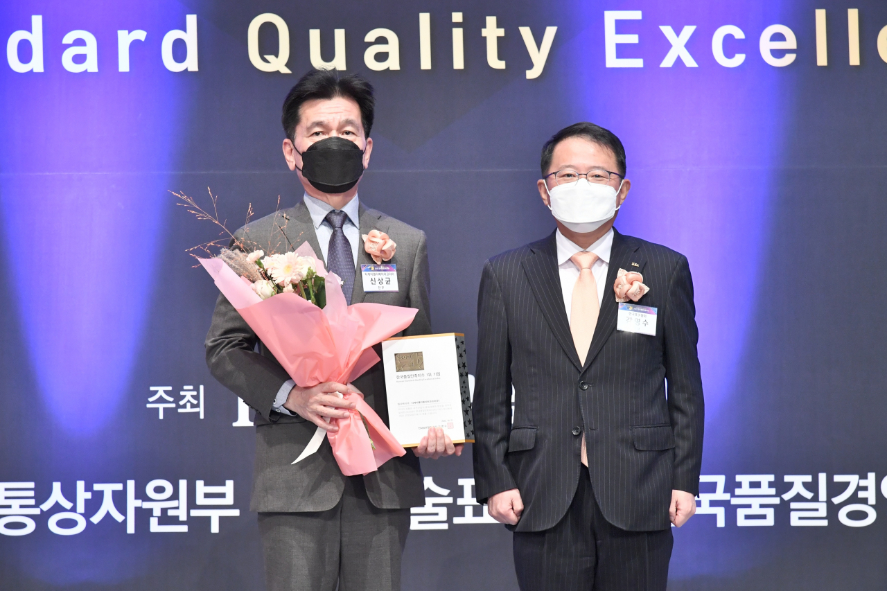 신상균 TK엘리베이터 천안공장장과 강명수 한국표준협회장이 ‘2022 한국품질만족지수 인증 수여식’에서 기념촬영을 하고 있다. [TK엘리베이터 제공]