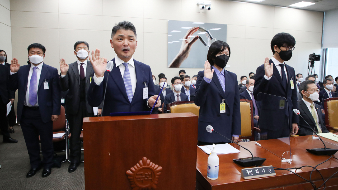 김범수 카카오 미래이니셔티브센터장을 비롯한 증인들이 24일 국회에서 열린 과학기술정보방송통신위원회의 과학기술정보통신부 및 소관 감사대상기관에 대한 종합감사에서 증인 선서를 하고 있다. 앞줄 왼쪽부터 김범수 센터장, 최수연 네이버 대표이사, 이해진 네이버 GIO. [연합뉴스]