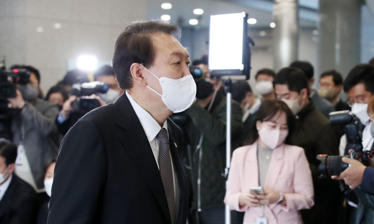 윤석열 대통령이 24일 오전 서울 용산 대통령실 청사로 출근, 시정연설 등과 관련한 취재진의 질문에 답한 뒤 집무실로 향하고 있다. [연합]