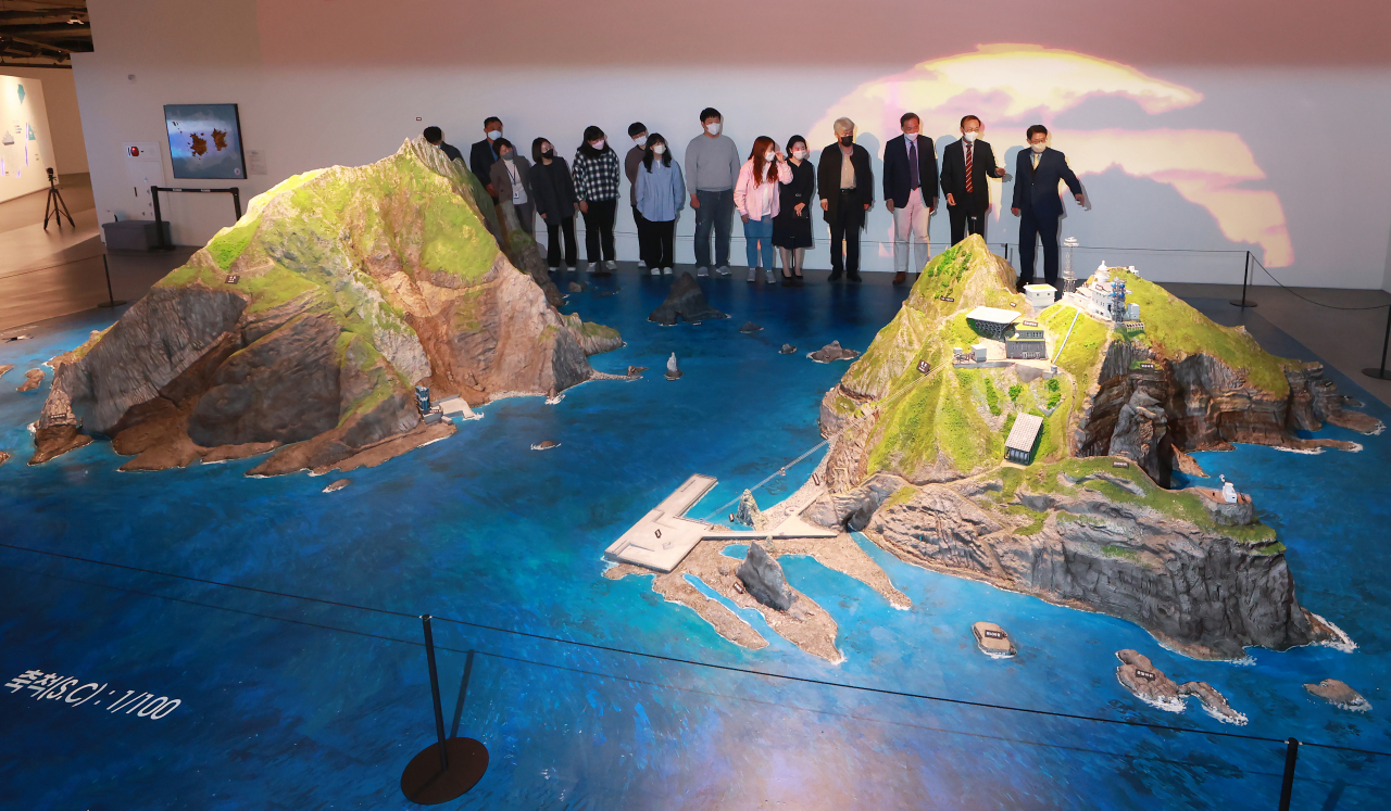 24일 서울 영등포구 독도체험관에서 열린 언론 공개회에서 동북아역사재단 관계자 및 참석자들이 독도 모형을 살펴보고 있다. 독도의 현재와 역사, 자연환경 등을 체험할 수 있는 독도체험관은 2012년 서대문에 개관했다가 이번에 영등포 타임스퀘어로 확장 이전했다.[연합]