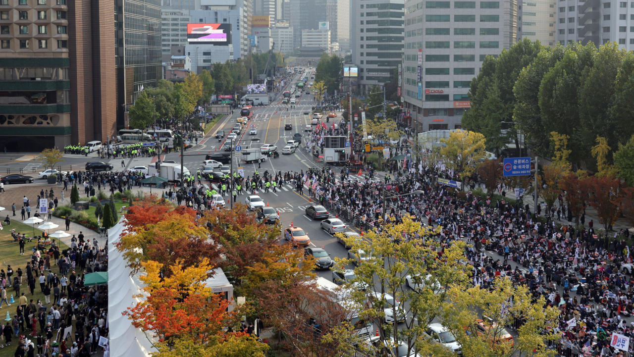 지난 22일 오후 서울 시청역 일대가 대규모 집회로 일부 구간 교통 정체를 빚고 있다. 이날 세종대로에서는 '자유통일 주사파 척결 국민대회'가 열렸고, 시청역 앞에서는 '전국집중 촛불 집회'가 열렸다. [연합]
