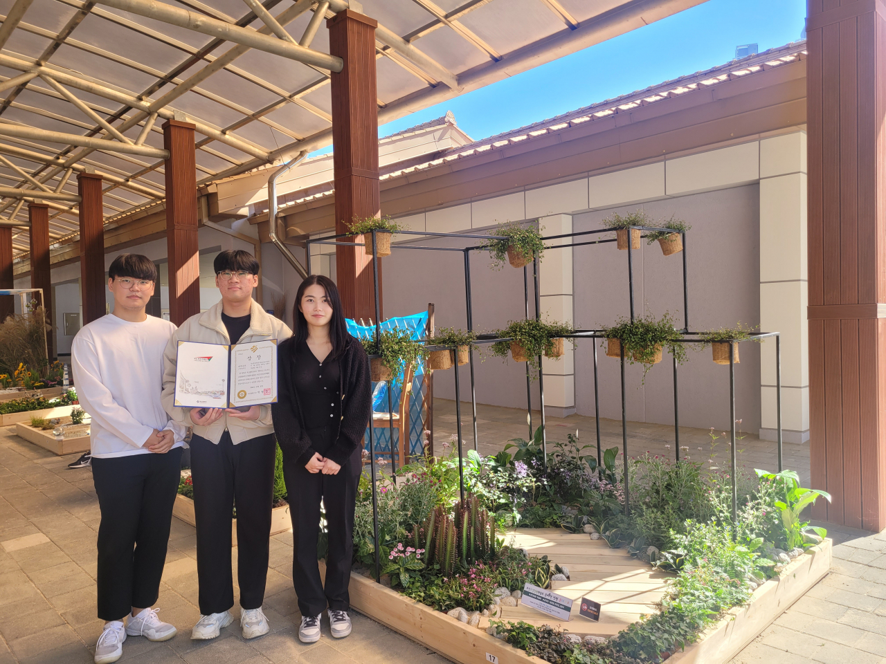 경남정보대 재학생들이 부산조경정원박람회에서 최우수·우수상을 수상했다. [경남정보대 제공]