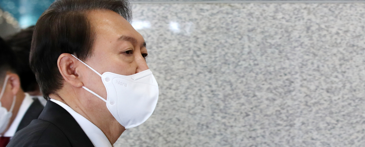 윤석열 대통령이 24일 오전 서울 용산 대통령실 청사로 출근, 시정연설 등과 관련한 취재진의 질문에 답한 뒤 집무실로 향하고 있다. [연합]