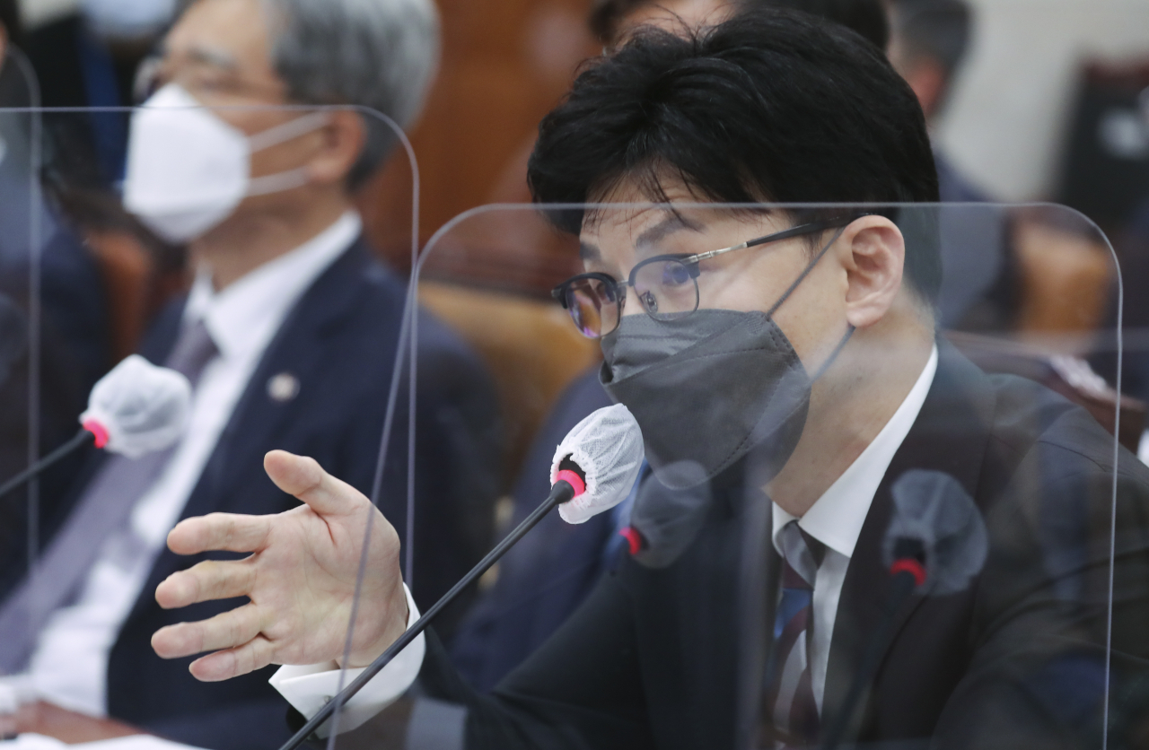 한동훈 법무부 장관이 24일 국회에서 열린 법사위의 법무부 등 종합국정감사에서 답변하고 있다. [국회사진기자단]