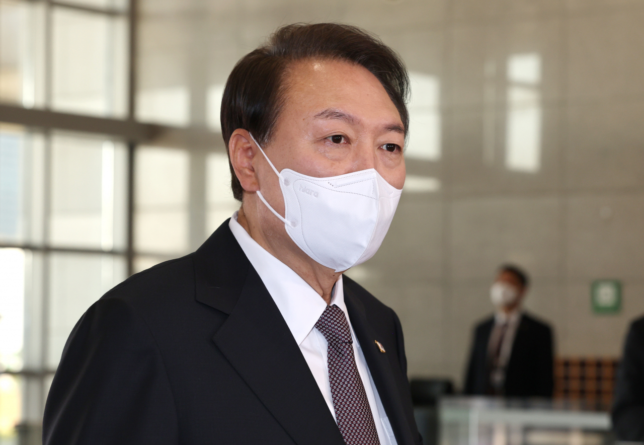 윤석열 대통령이 24일 서울 용산 대통령실 청사로 출근, 현안과 관련해 발언을 하고 있다. [연합]