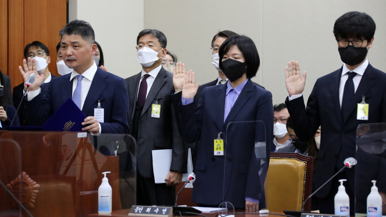 김범수 카카오 미래이니셔티브센터장(사진 왼쪽부터), 최수연 네이버 대표이사, 이해진 네이버 글로벌투자책임자(GIO)가 24일 국회에서 열린 과학기술정보방송통신위원회의 과학기술정보통신부 및 소관 감사대상기관에 대한 종합감사에서 증인 선서를 하고 있다.[연합]