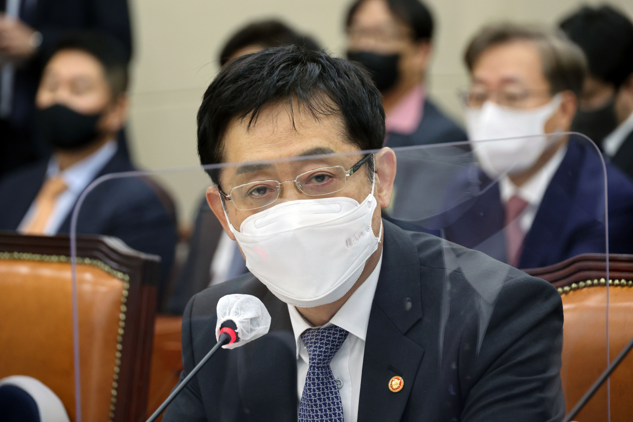 김주현 금융위원장이 24일 국회에서 열린 정무위원회 국정감사에서 의원 질의에 답하고 있다. [연합]