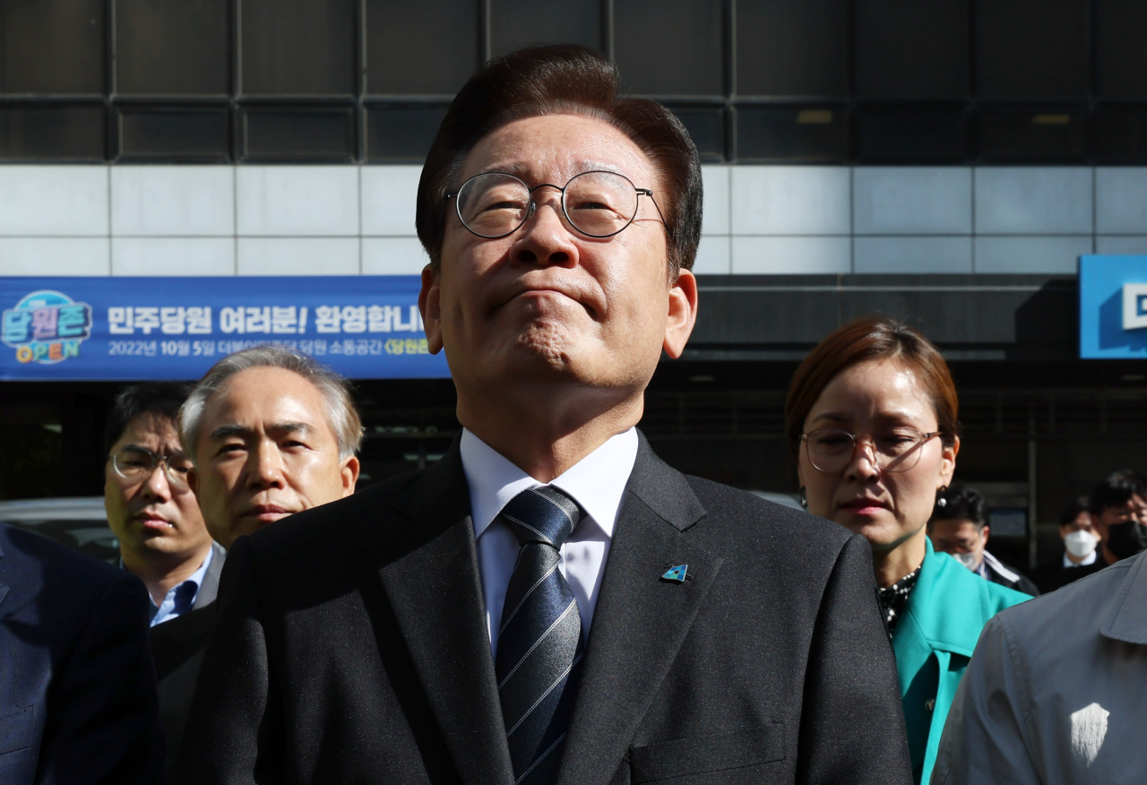 이재명 더불어민주당 대표가 민주연구원에 대한 검찰 압수 수색이 진행 중인 24일 서울 여의도 더불어민주당 중앙당사 앞에서 취재진에게 입장을 밝히던 중 잠시 울먹이며 말을 잇지 못하고 있다. [연합]