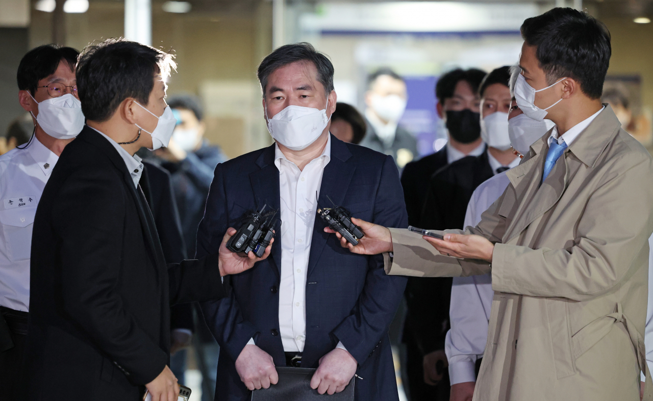 유동규 전 성남도시개발공사 본부장이 24일 오후 서울 서초구 서울중앙지법에서 열린 대장동 개발 사업 로비·특혜 의혹 관련 속행 공판을 마치고 나와 취재진의 질문에 답하고 있다. [연합]