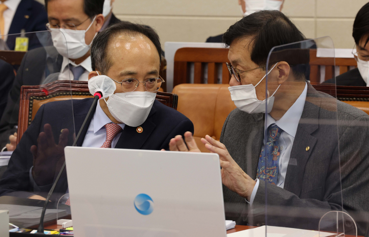 이창용 한국은행 총재가 24일 서울 여의도 국회에서 열린 국회 기획재정위원회 종합국정감사에서 추경호 부총리 겸 기획재정부 장관과 대화하고 있다.[연합]