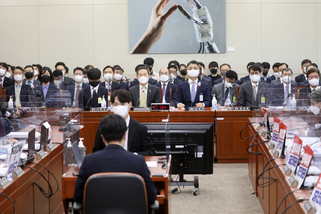 최수연 네이버 대표이사(사진 왼쪽부터), 이해진 네이버 글로벌투자책임자(GIO), 이종호 과기정통부장관, 김범수 카카오 미래이니셔티브센터장, 홍은택 카카오 대표이사, 박성하 SK C&C 대표이사가 24일 서울 여의도 국회 과방위 회의실에서 열린 종합감사에서 의원들의 질문을 듣고 있다. [연합]