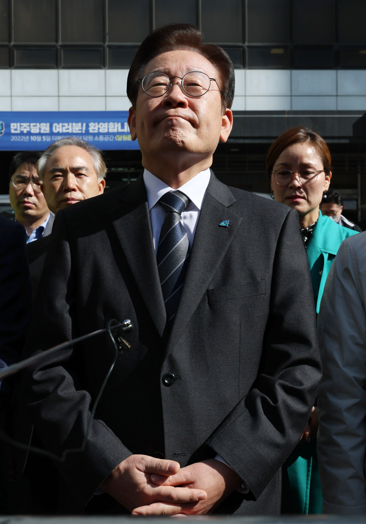 이재명 더불어민주당 대표가 민주연구원에 대한 검찰 압수 수색이 진행 중인 24일 서울 여의도 더불어민주당 중앙당사 앞에서 취재진에게 입장을 밝히던 중 잠시 울먹이며 말을 잇지 못하고 있다. [연합]