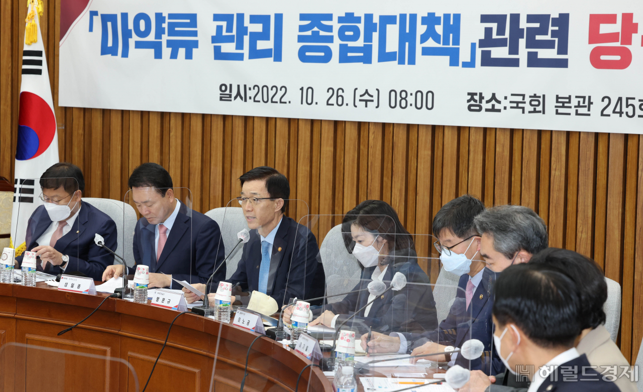 방문규 국무조정실장이 지난 26일 국회에서 열린 마약류 관리 종합대책 관련 당정협의회에서 발언하고 있다. 이상섭 기자