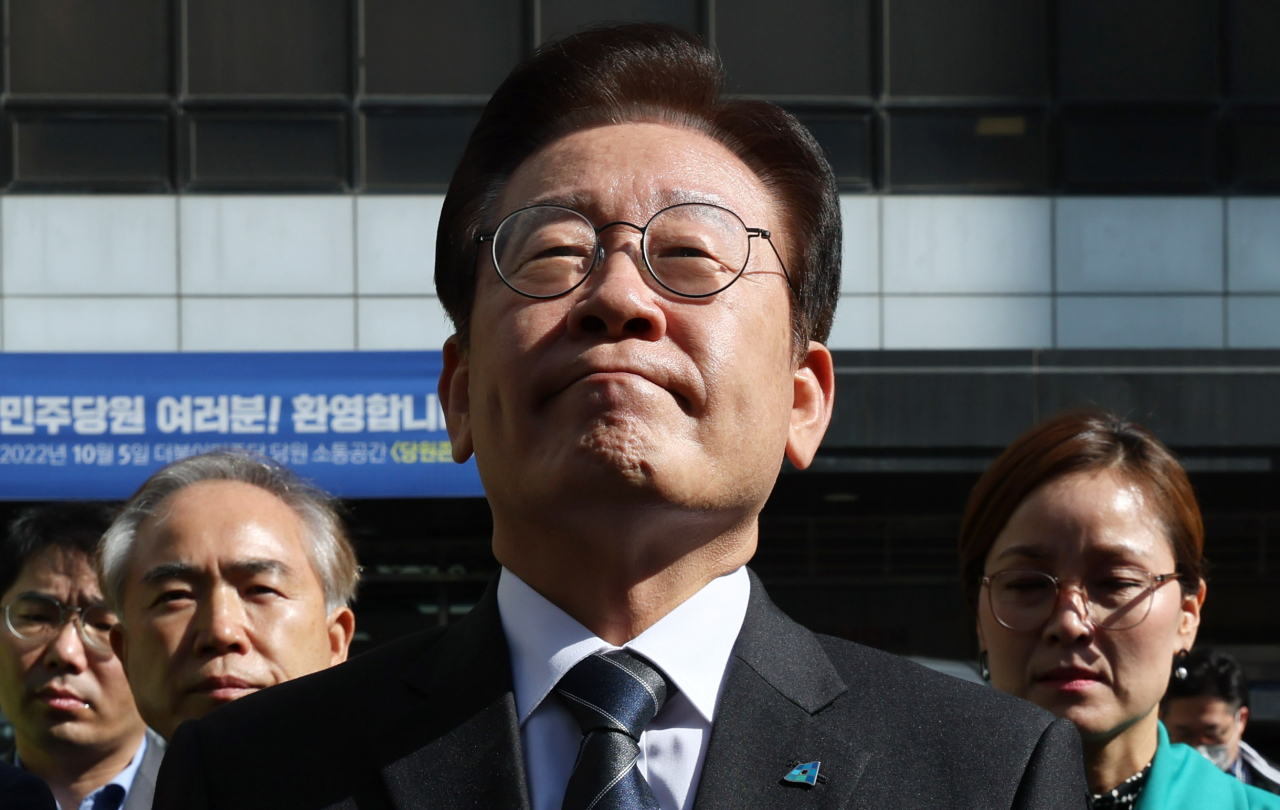 더불어민주당 이재명 대표가 민주연구원에 대한 검찰 압수 수색이 진행 중인 24일 오전 서울 여의도 더불어민주당 중앙당사 앞에서 취재진에게 입장을 밝히던 중 잠시 울먹이며 말을 잇지 못하고 있다. [연합]