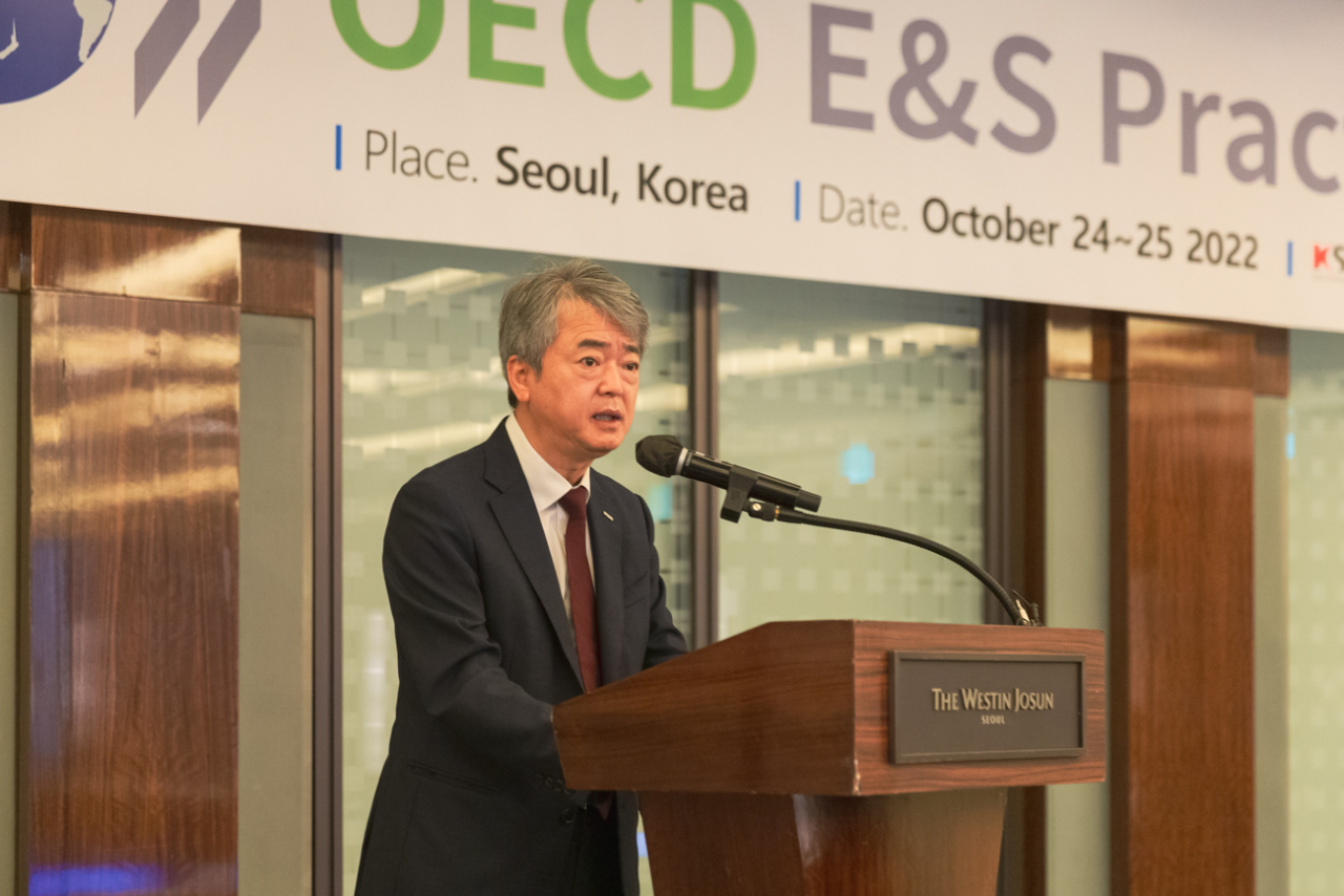 이인호 한국무역보험공사 사장이 24일 서울 중구 웨스틴조선 호텔에서 열린 ‘제46차 OECD(경제협력개발기구) 환경회의’에서 개최사를 하고 있다. [한국무역보험공사 제공]
