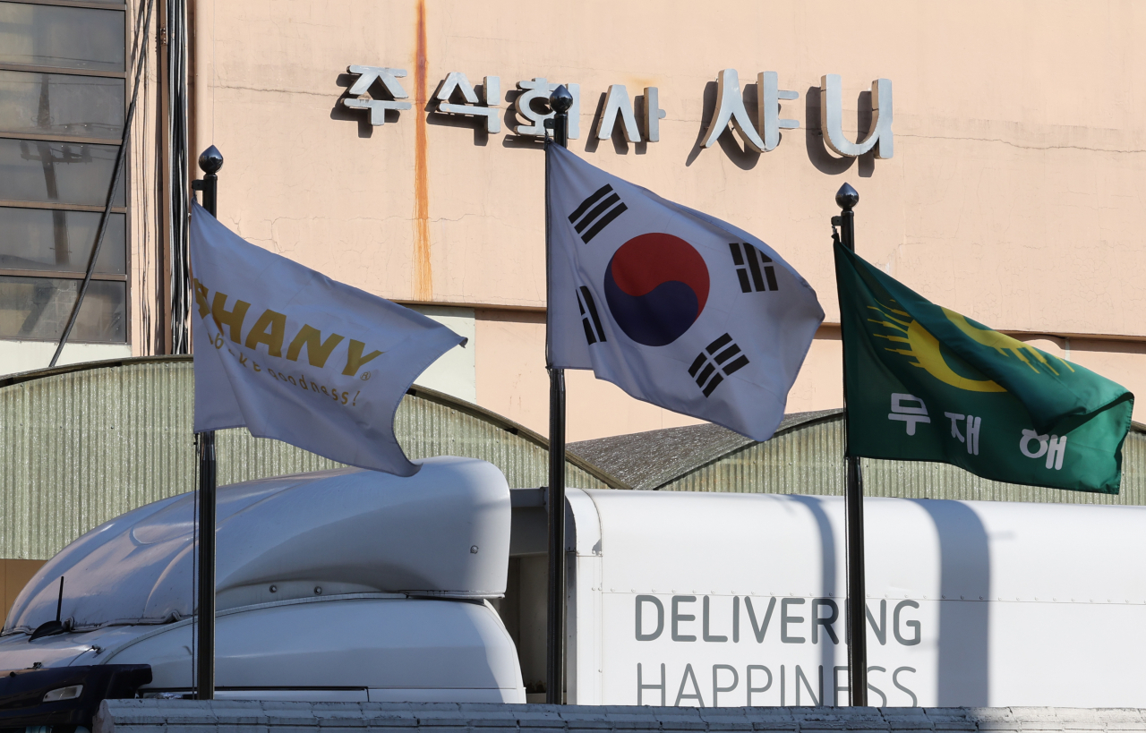 지난 24일 SPC그룹 샤니 성남 공장에 무재해 깃발이 걸려 있다. 노동당국은 최근 근로자 사고가 잇따라 발생한 SPC그룹 식품 계열사 전체를 대상으로 강력한 산업안전보건 기획 감독을 하기로 했다. [연합]