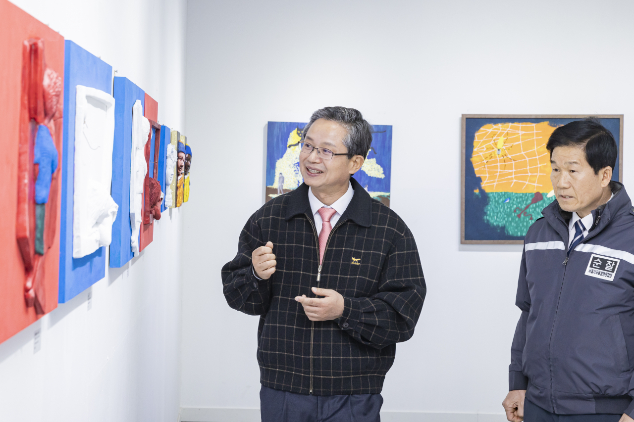 최호권(왼쪽) 서울 영등포구청장이 24일 문래동 철공소 골목을 방문, 이 곳에 문을 연 갤러리를 둘러보고 있다. [영등포구청 제공]