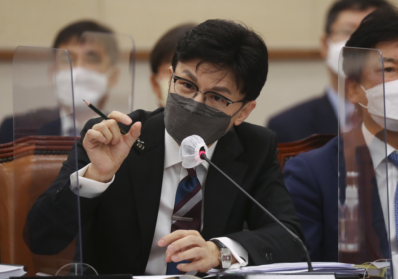 한동훈 법무부 장관이 지난 24일 국회에서 열린 법제사법위원회의 법무부 등에 대한 종합국정감사에서 답변하고 있다. [연합]
