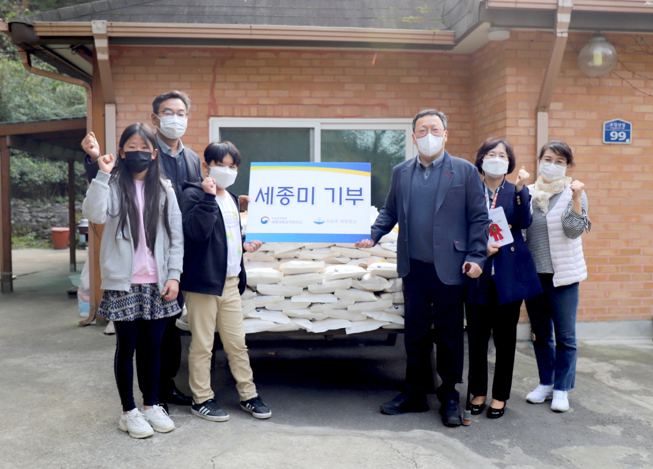 지난해 아주 소박하게 진행됐던 세종미 기부모습. 올해인 26일 오전 기부식을 연다.