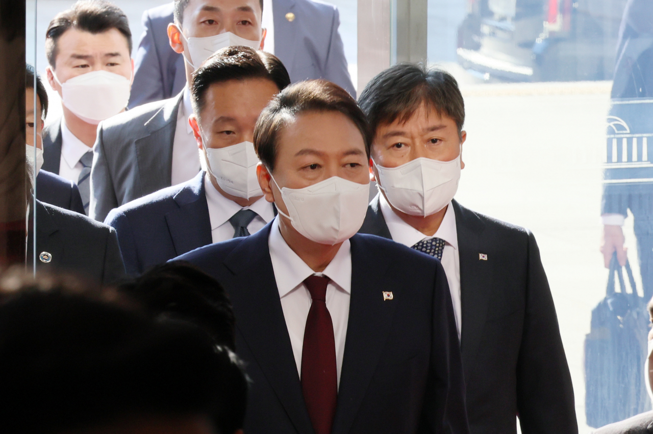 윤석열 대통령이 25일 내년도 예산안 시정연설을 하기 위해 국회 본청으로 들어서고 있다. [연합]