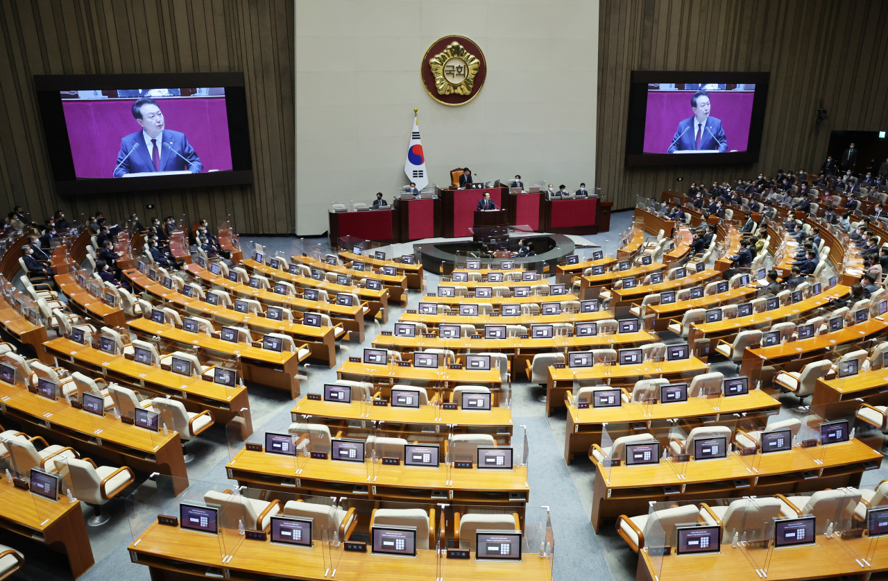 윤석열 대통령이 25일 오전 국회 본회의장에서 2023년도 예산안 및 기금운용계획안 시정연설을 하고 있다. 이날 더불어민주당 의원들은 불참했다. [이상섭 기자]