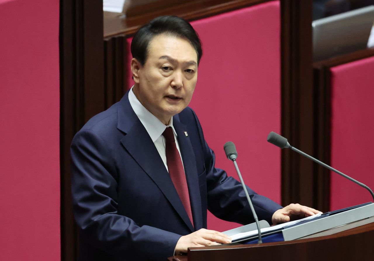 윤석열 대통령이 25일 오전 국회 본회의장에서 내년도 정부 예산안에 대한 시정연설을 하고 있다. 더불어민주당은 검찰의 대장동 수사를 정치보복으로 규정하고 이날 윤 대통령의 시정연설을 보이콧했다. [연합]