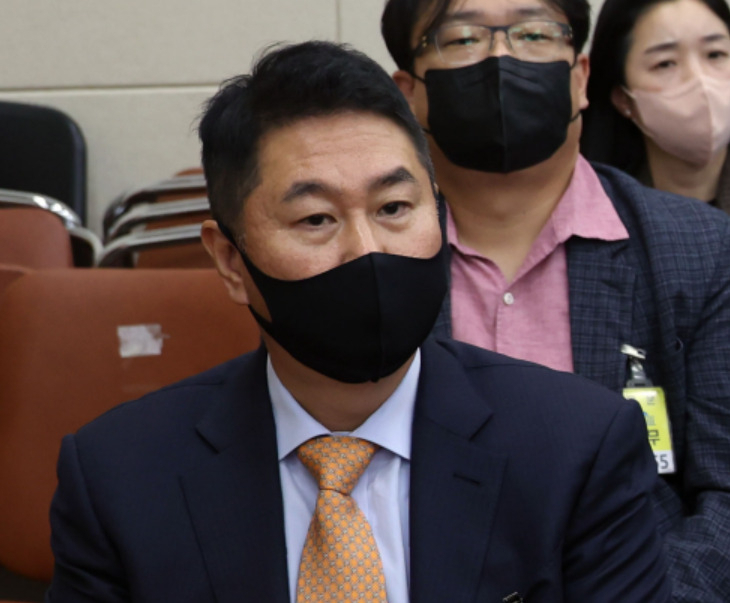 지난 24일 서울 영등포구 국회에서 열린 정무위원회 국정감사에 증인으로 출석한 이석우 두나무 대표 [연합]