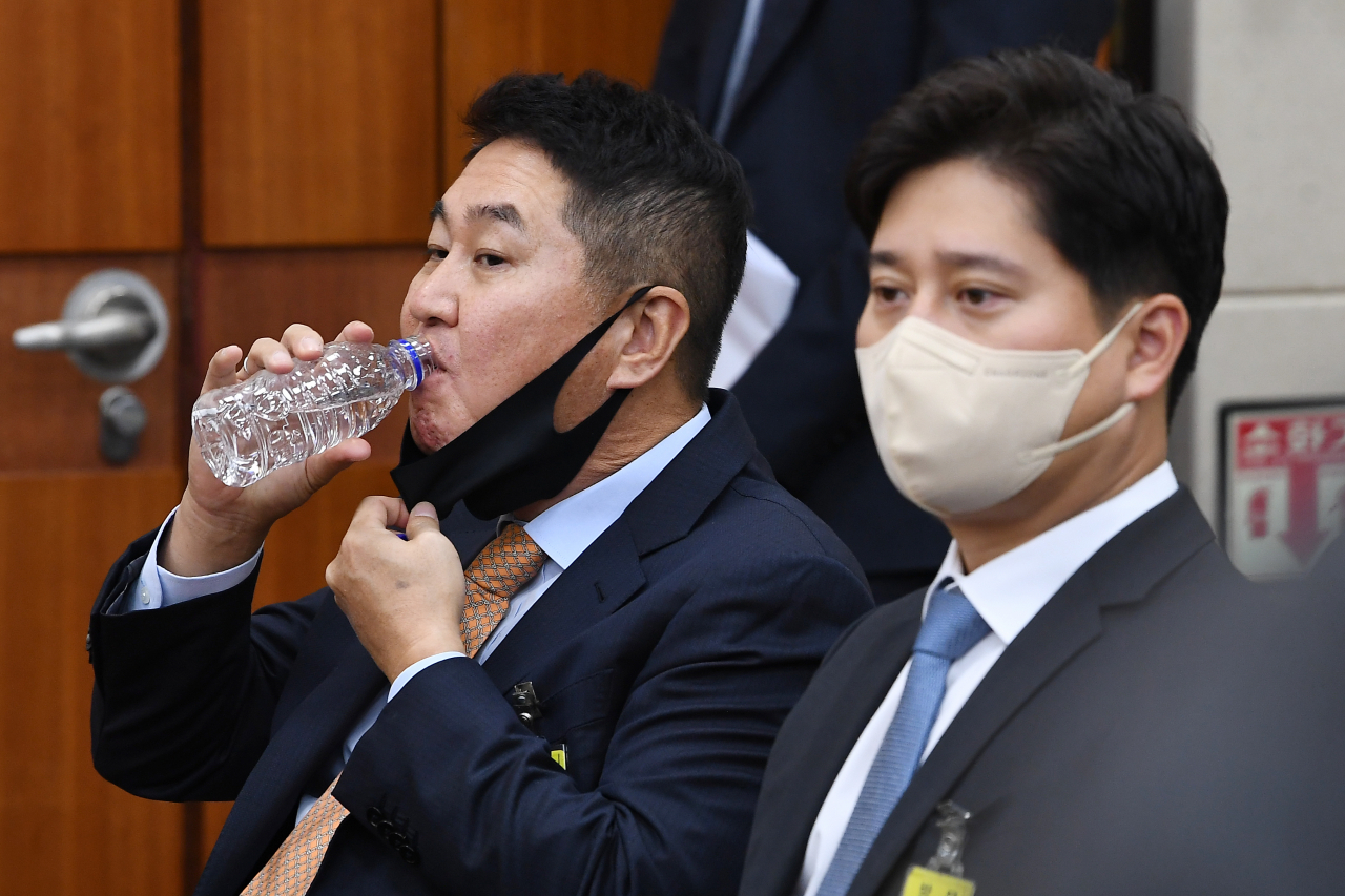 이석우 두나무 대표가 지난 24일 국회에서 열린 정무위원회 금융위원회 등에 관한 국정감사에 출석해 물을 마시고 있다. [연합뉴스]