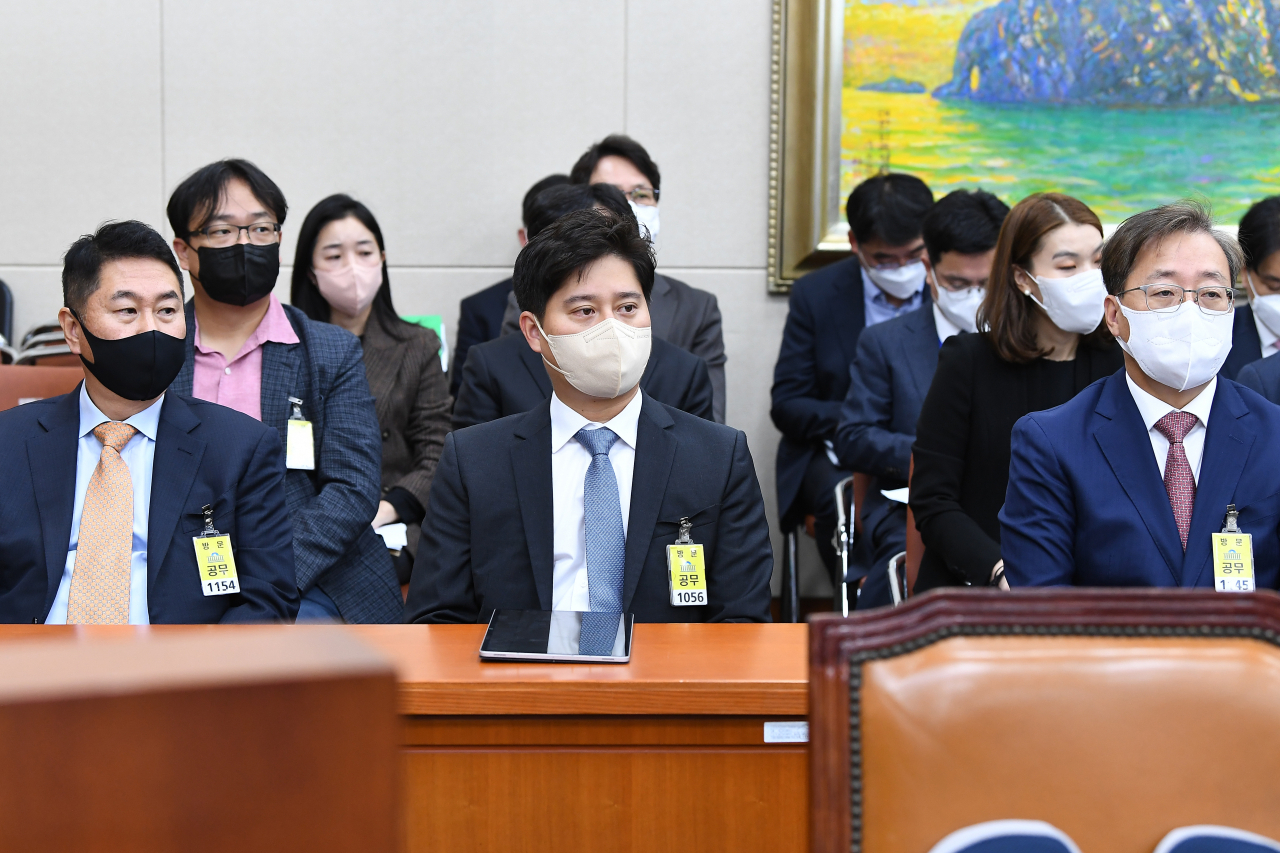이석우(왼쪽부터) 두나무 대표, 신원근 카카오페이 대표, 윤호영 카카오뱅크 대표가 지난 24일 국회에서 열린 정무위원회 금융위원회 등에 관한 국정감사에 출석해 있다. [연합뉴스]