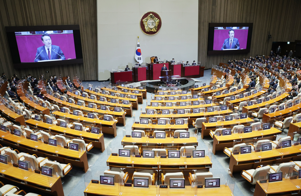 윤석열 대통령이 25일 오전 국회 본회의장에서 2023년도 예산안 및 기금운용계획안 시정연설을 하고 있다. 이날 더불어민주당 의원들은 불참했다. 이상섭 기자